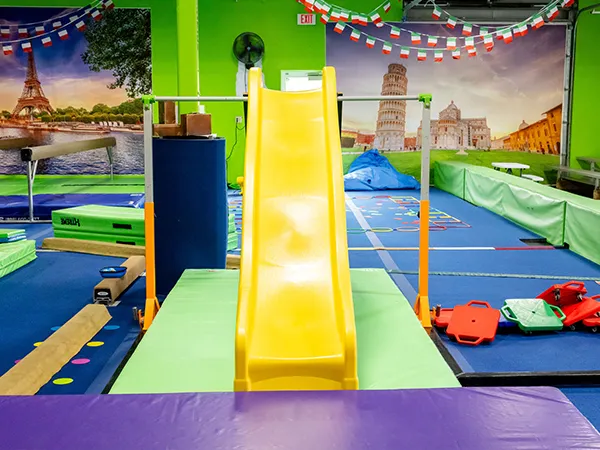 أنواع معدات ملاعب الأطفال